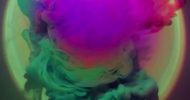 Duman karışımı. Renkli bulut. Mavi pembe boya dumanı mercek üzerinde karışımı. Soyut su neon etkisi arka plan..