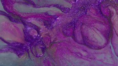 Parıltı sıçraması. Sıvı doku. Soyut akrilik arka planda yayılan mor renkli su parçacıkları..