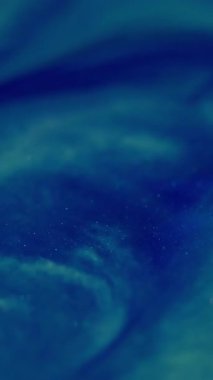 Dikey video. Sigara arkaplanı. Bulut mürekkebi. Bulanık mavi sarı renk parlak su kimyasal sıvı soyut sanat üzerine yayılıyor.