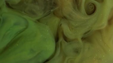 Mürekkebi karıştır. Atmosferik duman. Odaklanamayan mavi yeşil renk bulut su sıvısı kimyasal sıçrama soyut arka planda yayılıyor.