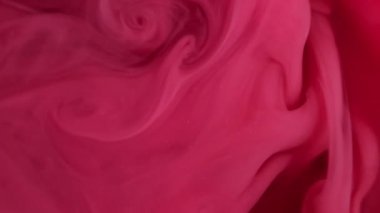 Dönen bulut. Boya karışımı. Odaklanmamış kırmızı, pembe, dumanlı, simli, sisli kimyasal sıvı soyut sanat arka planında yükseliyor..