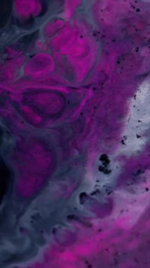 Dikey video. Islak mermer. Parçacık arkaplanı. Suyun akrilik dokusundaki bulanık pembe renkli boya sanat soyutlamasına yayılıyor..