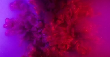 Köpüklü boya. Parıltı karışımı. Mor menekşe kırmızı boya karışımı fırtına dalgası. Floresan rengi, arka planda parıldayan parlak sızıntı..