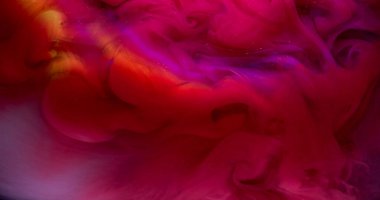 Mürekkep patlaması. Parlak duman. Pembe kırmızı renkli girdap suya yayılmış. Arch ışını soyut sis dokusu arka plan odaklanmamış lens.