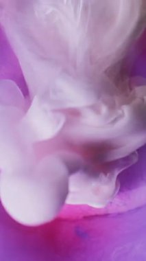 Dikey video. Parlak duman. Sis sıvısı. Soyut arkaplanda beyaz boya sisi pembe elmas bulanık su.