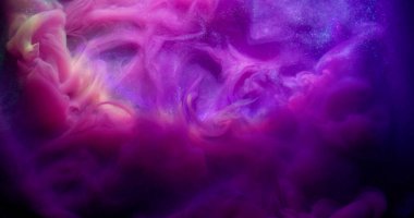 Parıldayan bulut. Boya damlası. Odaklanmamış neon pembe mor renkli parlak sıvı parlak gökkuşağı ışığı lekesi koyu soyut arkaplanda..
