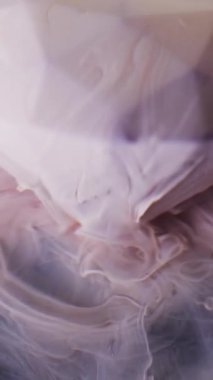 Dikey video. Boya dökülmüş. Sis dokusu. Beyaz bej rengi mat sıvı çözünmüş akışkan sisli yüzey büyük kesimli elmas. Gizemli renk soyut arkaplanı.