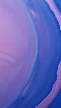 Dikey video. Mürekkep dalgası. Su altyapısı. Odaklanmamış mavi renk karışımı sıvı ıslak doku parçacıkları soyut sanat üzerinde yüzen mermer etkisi ile.