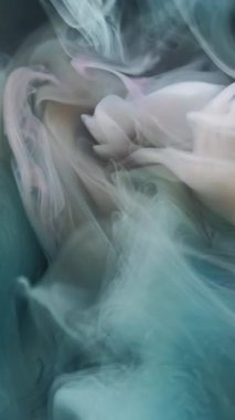Dikey video. Buhar bulutu. Sanat sisi. Beyaz dalga patlaması sıvı boya akışı. Buhar mavisi gri pigment soyut gökyüzü fırtınası odaklanmış arka plan.