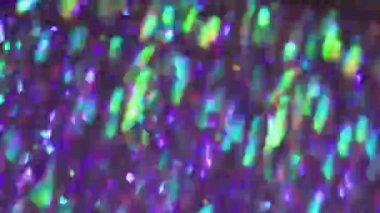 Parıltı yansıması. Bulanık çok renkli ışıltı. Bokeh ışık sanatının soyut arka planında sarı, kırmızı, mor, pırıl pırıl parçacıklar parlar..