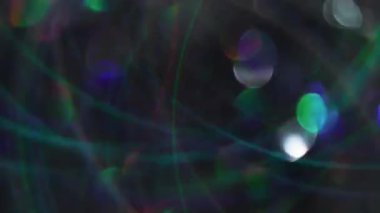 Soyut çevirme. Bulanık renk parlaklığı. Işıl ışıl parlayan mercek alevler saçar. Bokeh light kaleydoskop arka planında hareket eder..