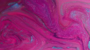 Boya sıvısı karışımı. Akan mürekkep. Odaklanmamış mor mavi renk kimyasal parçacık suyu soyut yaratıcı arka planda yüzdürüyor.
