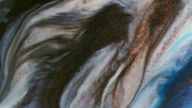 Parıldayan boya. Parıldayan renk parçacıkları. Odaklanmamış beyaz mor parlak neon köpüklü bronz doku soyut yaratıcı arka planda akışı.