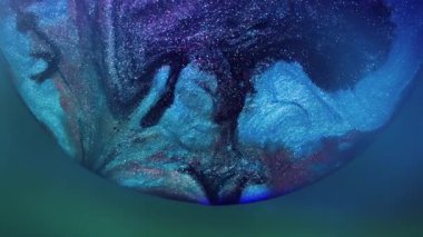 Boya damlası. Parlak sanat eserleri. Bulanık mavi neon yeşil renkli, parlak mor sıvı soyut bokeh ışık arka planında yüzüyor..