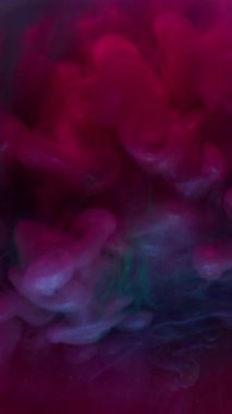 Dikey video. Sanat sisi. Renkli dalga. Pembe, mor, çözünmüş, dumanlı su arka planı. Soyut küre neon boya şişirme sıçraması.