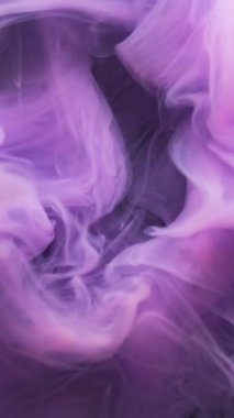 Dikey video. Duman sıvısı. Mürekkep sisi. Mor renk akışı fantezi pigmentleri, çözünmüş su siyah sanat soyut mistik arka plana düşer.