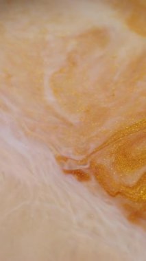 Dikey video. Mürekkep lekeleri. Karışım akışı. Soyut arkaplana yayılan sarı, beyaz, sarı, beyaz, kimyasal, parıltılı su mermer dokusu..