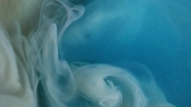 Dönen boya sıçraması. Fış sanatı. Soyut arkaplanda yüzen su akışkan patlamada çözünmüş mavi renk karışım sıvı mürekkep dokusu.