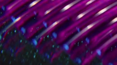 Bulanık ışık dokusu. Parıltılı soyutlama. Odaklanmamış mor floresan görsel neon lens koyu siyah ışıklı arka planda hareket eden optik işaret fişeği.