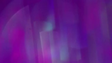 İşaret fişeği atıyor. Parlak bulanık bir ışık. Bokeh ışık soyut arka planda yüzen çok renkli parlak lens sarı mor renk.