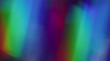 Bulanık ışık parlaması. Kristal işaret fişeği merceği. Çokrenkli kırmızı yeşil mor kaleydoskop. Soyut arkaplanı bokeh efektiyle hareket ettiriyor..