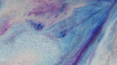 Parlak boya dökülmüş. Parıldayan sıvı dalga. Odaklanmamış mavi mor beyaz renk parıldayan akrilik doku akışı soyut sanat arkaplanı.
