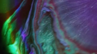 Floresan boya karışımı. Akan mürekkep. Soyut neon ışık arkaplanındaki sönük mavi, sarı, gökkuşağı rengi, mor, kırmızı, ışıl ışıl su..