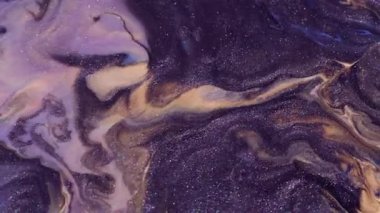Boya dökümü. Pigment dokusu. Odaklanmamış mor altın rengi sıvı ışıl ışıl kara lekeler soyut sanat arka planına yayılıyor..