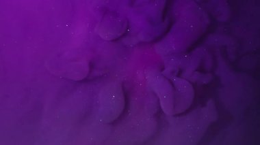 Boya dumanı. Sıvı sıçraması. Odaklanmamış mor neon rengi ışıl ışıl ışıl parıldayan nemli doku soyut pembe arka planda yüzüyor..