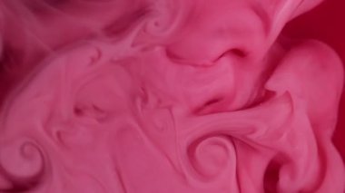 Parlak sis. Boya akışı. Bulanık kırmızı, pembe, akrilik, pırıl pırıl sisli, soyut arka planda dalgalanan sisli sıvı..