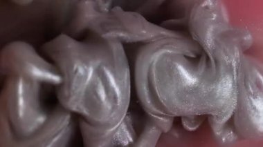 Parlak bulut. Boya karışımı. Odaklanmamış mor renkli duman kimyasalı soyut sanat arka planında parıldıyor..