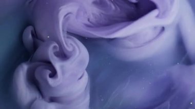 Parıltı dalgası. Mürekkep sıçraması. Soyut arkaplanda büyüyen akrilik sıvı kimyasal sisli mor renkli parlak baloncuk.