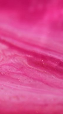 Dikey video. Damla soyut. Dalgalanma. Köpüklü bokeh sanat arkaplanının üzerine su sıvısı damlatılmış pembe beyaz renkli mermer boya.