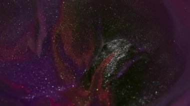 Parlak boya. Dökül bakalım. Odaklanmamış mor bronz renk mürekkep lekesi parlak parçacıklar soyut akrilik arka planda yayılıyor..