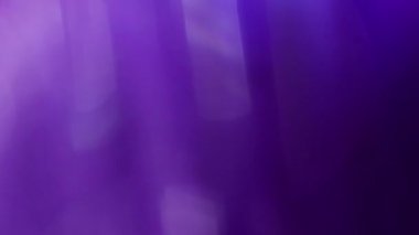 İşaret fişeği. Bulanık ışık. Çok renkli mor mercek kaleydoskop, soyut modern arkaplan efektiyle hareket ediyor..