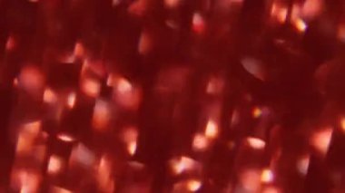 Disko kaleydoskobu. Bulanık renk flaşı. Parlak kırmızı desenli titreşimli mercek parıltısı modern soyut bokeh ışık arka planında hareket ediyor.