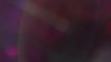 Bulanık renk parlaklığı. Neon lekeleri. Yeşil mavi turuncu kaleydoskop disko merceği fişeği yuvarlak ışık soyut arka planda hareket ediyor.