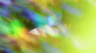 Bulanık kristalize kıvılcımlar. Yanardöner ışık. Bokeh etkisi yansıması olan soyut prizma çok renkli arka planda gökkuşağı mercekleri parlıyor.