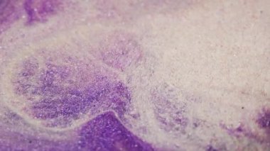 Köpüklü sıvı. Parlak mürekkep karışımı. Odaklanmamış mor beyaz renk parçacıkları karışık dalga soyut sanat arkaplanı.