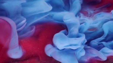 Boya karışımı. Renk karışımı. Kahverengi ahşap kabuk yüzeyinde sönük mavi parıltılı duman damlası akışı su altı soyut sanat arka planı.