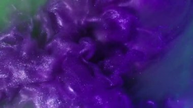 Boya dokusu karışımı. Işıldayan arka plan. Odaklanamayan sarı neon rengi kıvrımlı mor duman parlatıcı sıvısı yaratıcı soyutlama üzerine.