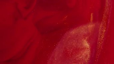 Duman mürekkebi. Buhar bulutu. Su akrilik ışıltılı parçacıklar soyut arkaplanda uçuşurken odaksız kırmızı renk sıçraması.