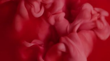 Sis dalgası. Sıvı doku. Odaklanmamış pembe kırmızı renk buharı ıslak parçacıklar kimyasal mürekkep soyut arkaplana dökülüyor.