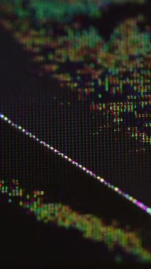 Dikey video. Arıza sanatı. Hata ekranı. Bilgisayar arkaplanındaki dijital elektronik efekt pikselinde odaksız hasar gürültüsü.