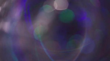 Parıltı parlıyor. Bokeh çemberi. Odaksız mavi turuncu renkli parlak mercek soyut bulanık sanat arka planında hareket ediyor.