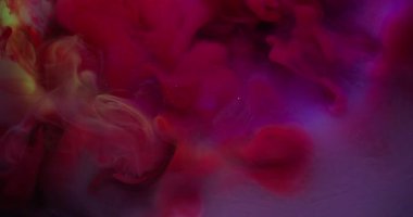 Sis dalgası. Mürekkep buharı. Mor kırmızı çözünmüş akıntı, su menekşesinde çözünüyor. Soyut renkli kurgu parlayan duman damlası sızıntısı dokusu.