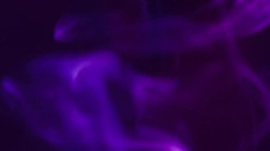 Neon kıvrımlı sanat. Mürekkep sisi. Odaklanmamış mavi duman bulutu akrilik sis dokusu soyut koyu siyah yaratıcı arka planda yüzüyor.