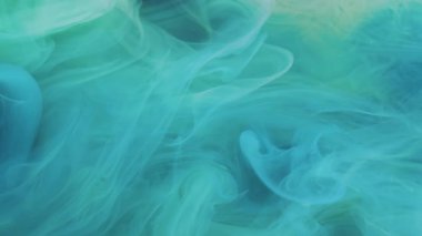 Renkli duman bulutu. Boya karışımı. Odaklanamayan cyan mavisi yeşil su sisi yüzen dokuda soyut sanat arkaplanı.