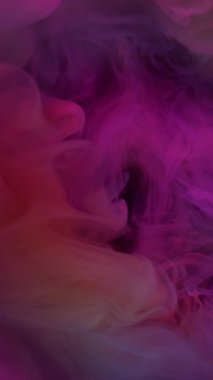 Dikey video. Dumanı karıştır. Renkli suluboya. Pembe puf akıntısı sanat sıçramasında karışıyor. Soyut boya sıvısı girdapta bulanık su arkaplanı girdabı.