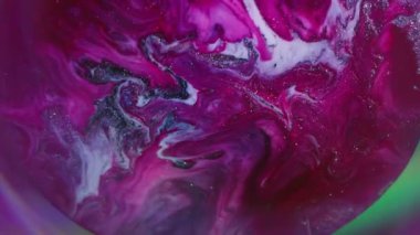 Renk mürekkebi dökülmüş. Parlak emülsiyon. Soyut neon akrilik sanat arka planına yayılan kırmızı, mor, gümüş bir halka..